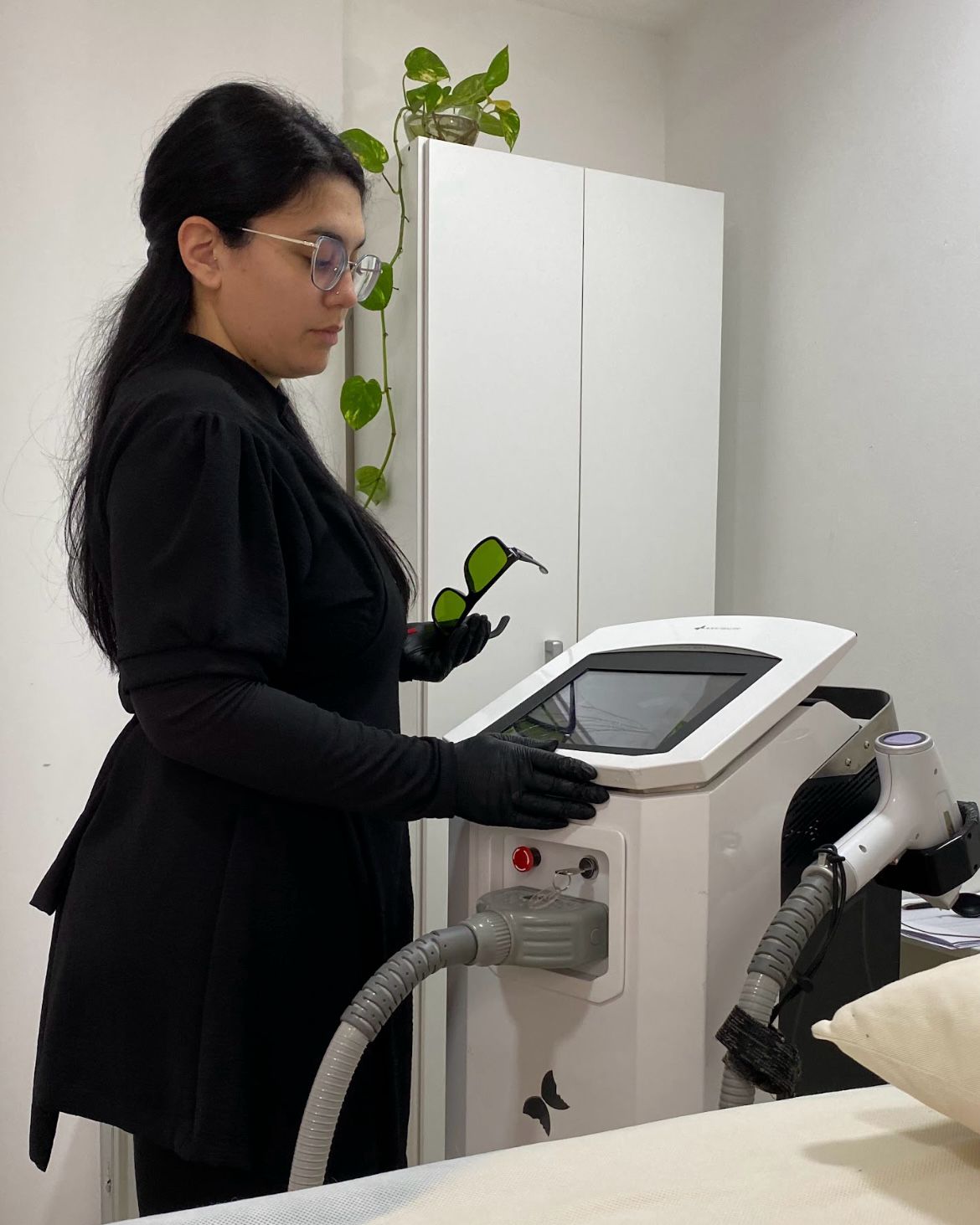 Profesional de DC Estética realizando depilación láser en Paraná