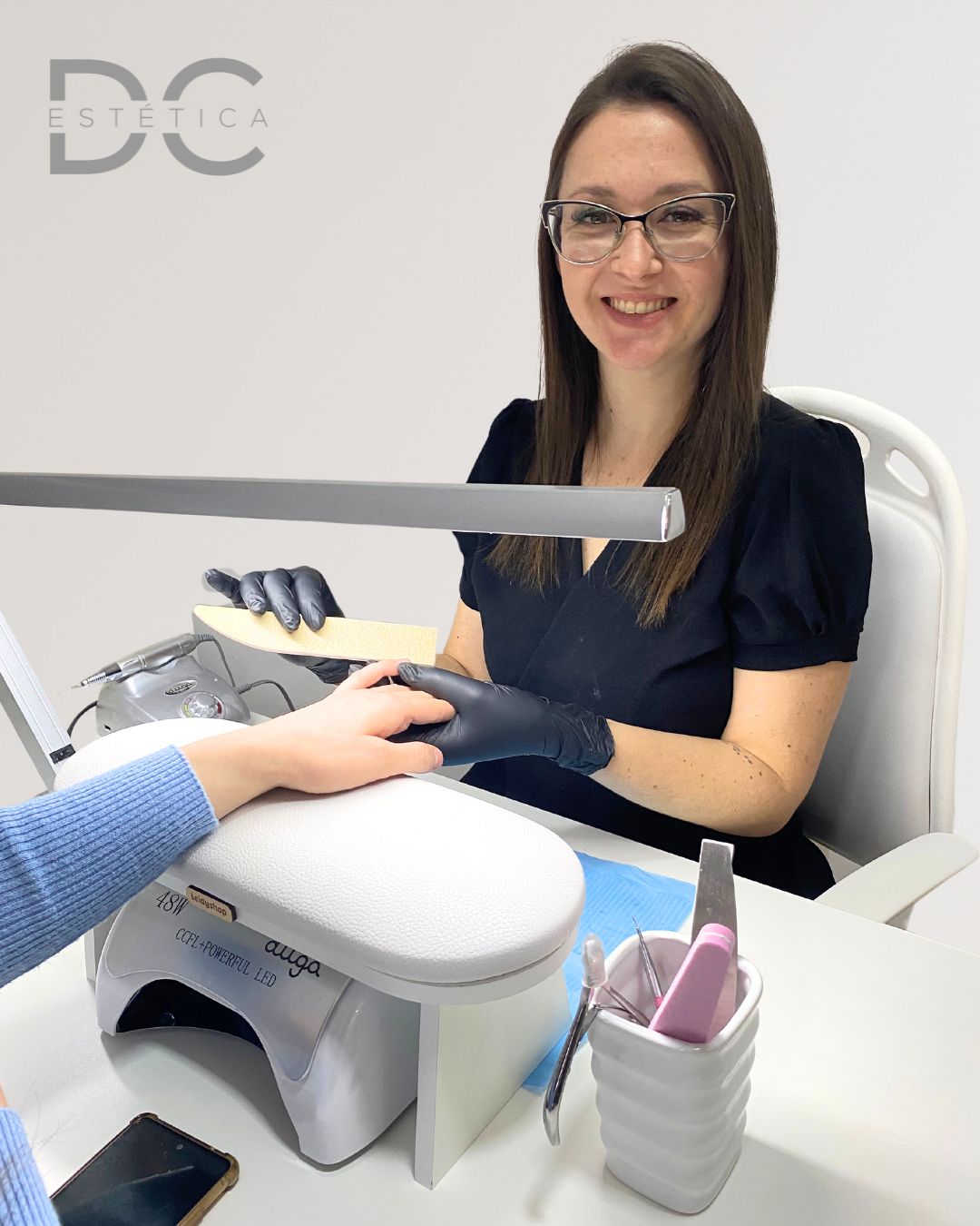 Sesión de manicura en DC Estética