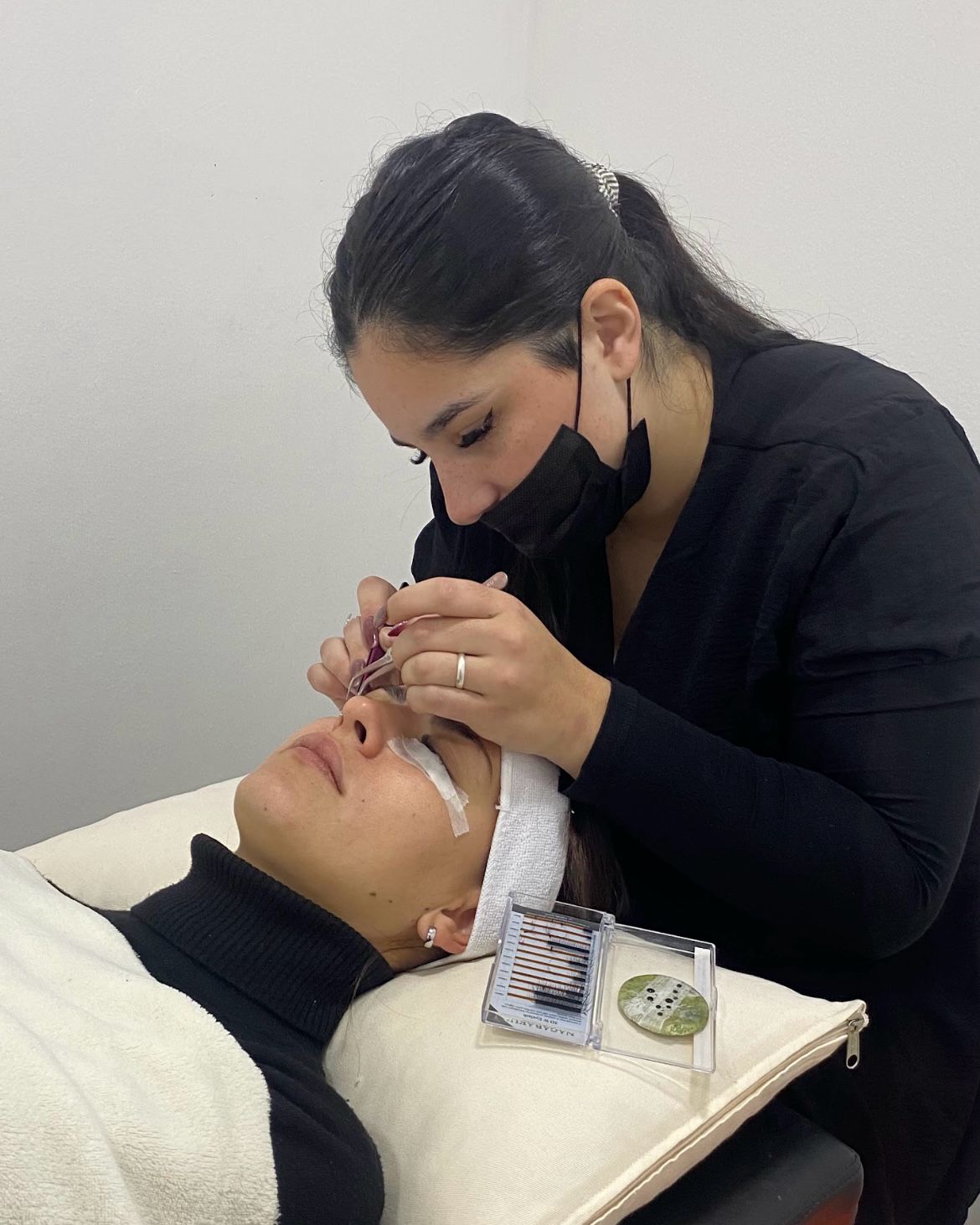 Aplicación de extensión de pestañas en DC Estética